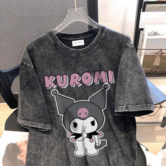 Kuromi – T-Shirt mit Vintage-Waschung „Kiss &amp; Tell“